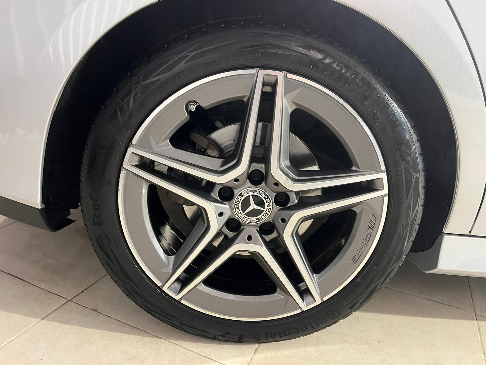 MERCEDES-BENZ CLA 180 Shooting Brake