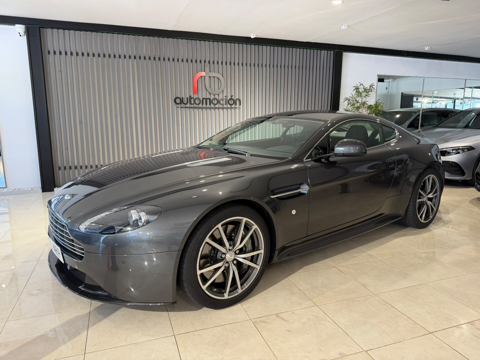 Aston Martin Vantage S SP 10