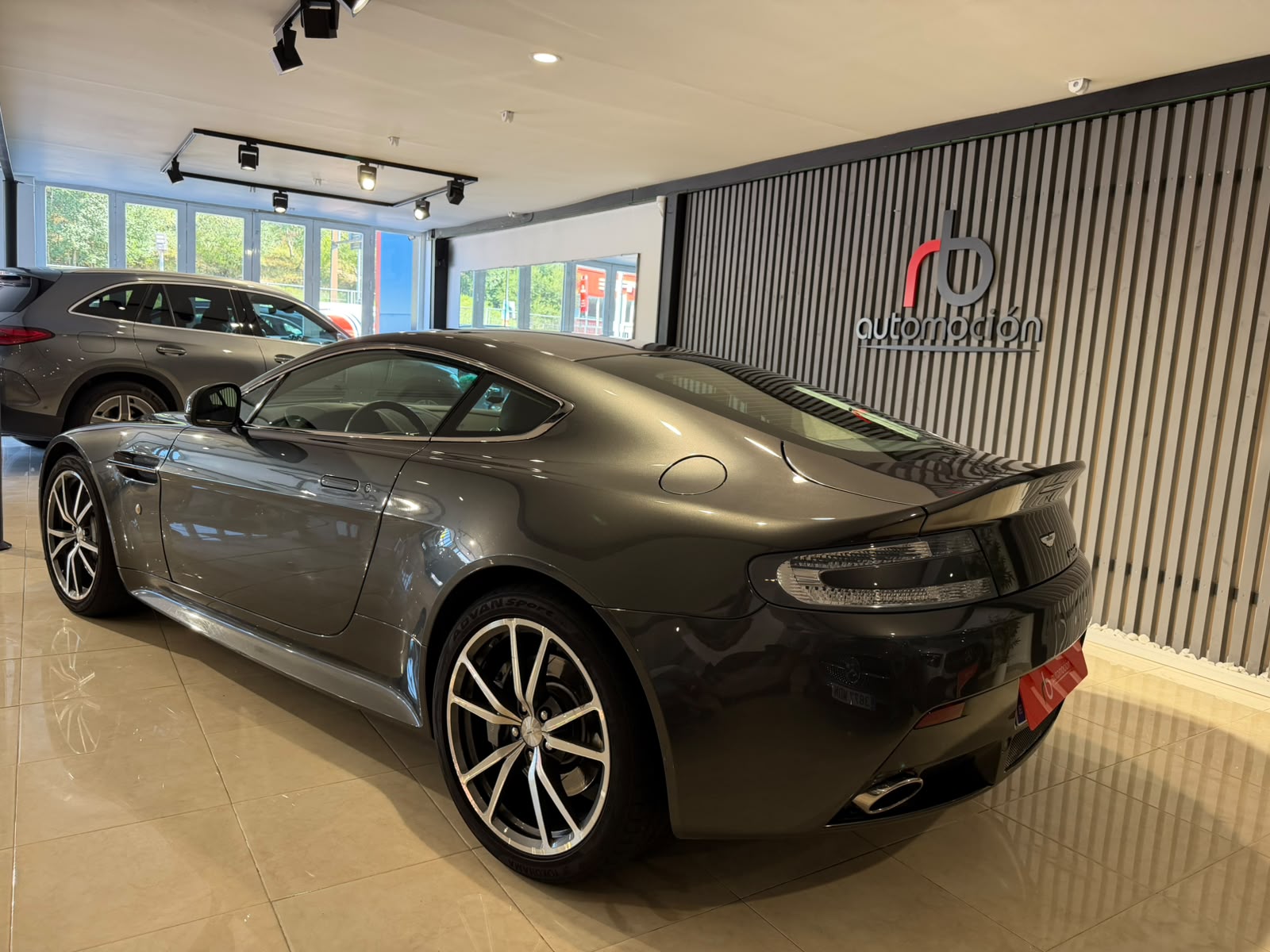 Aston Martin Vantage S SP 10