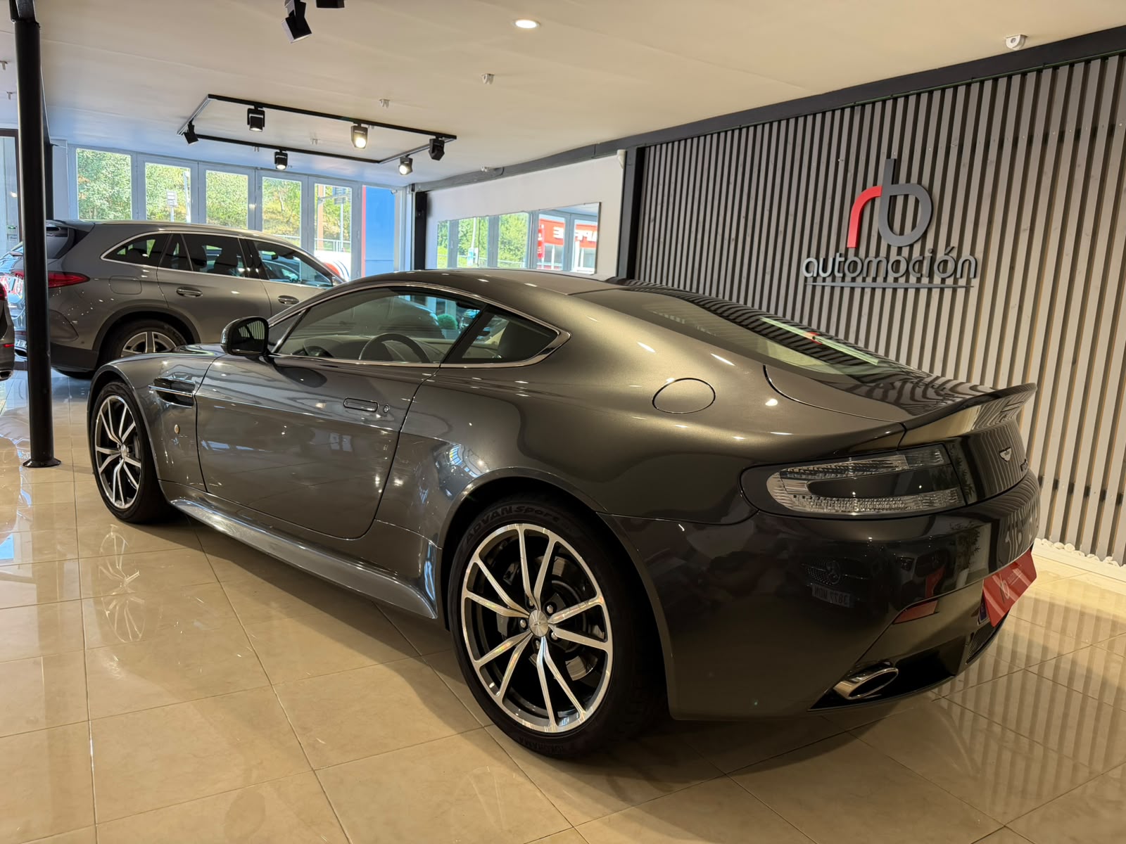 Aston Martin Vantage S SP 10