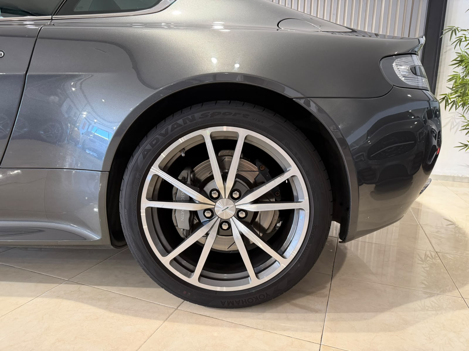Aston Martin Vantage S SP 10